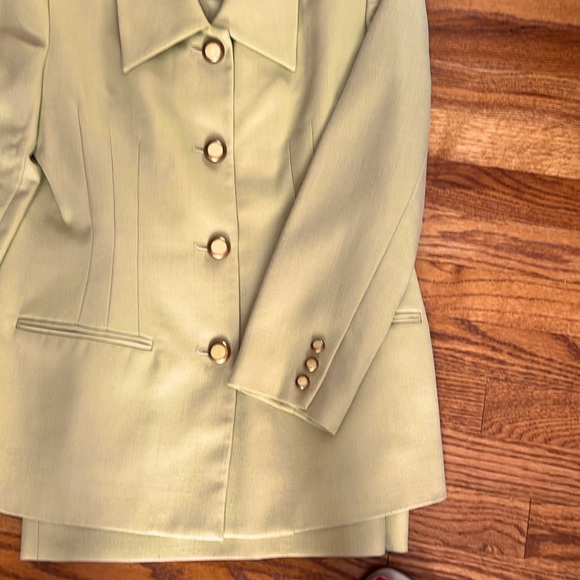 The IT color soft green transitional suit.10p.Lined.Beautiful gold/enamelbuttons - Picture 3 of 8